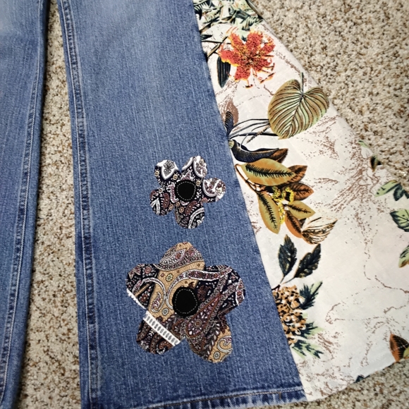 3838 size 9LEI Upcycled Blue Floral Embroidered Bell Bottom Jeans - Picture 2 of 5